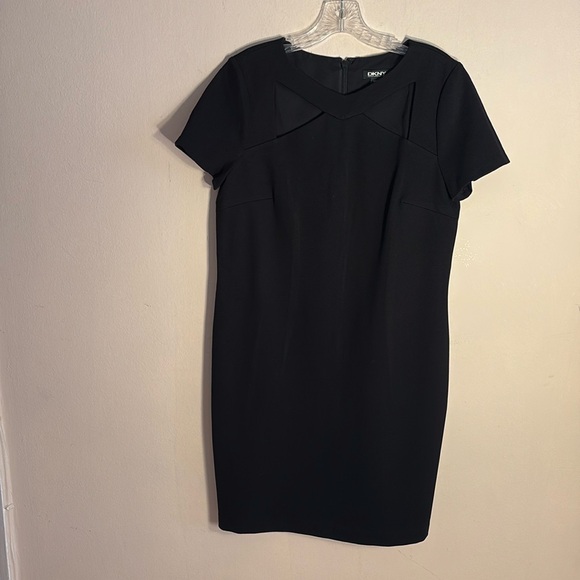 Dress - Picture 2 of 10